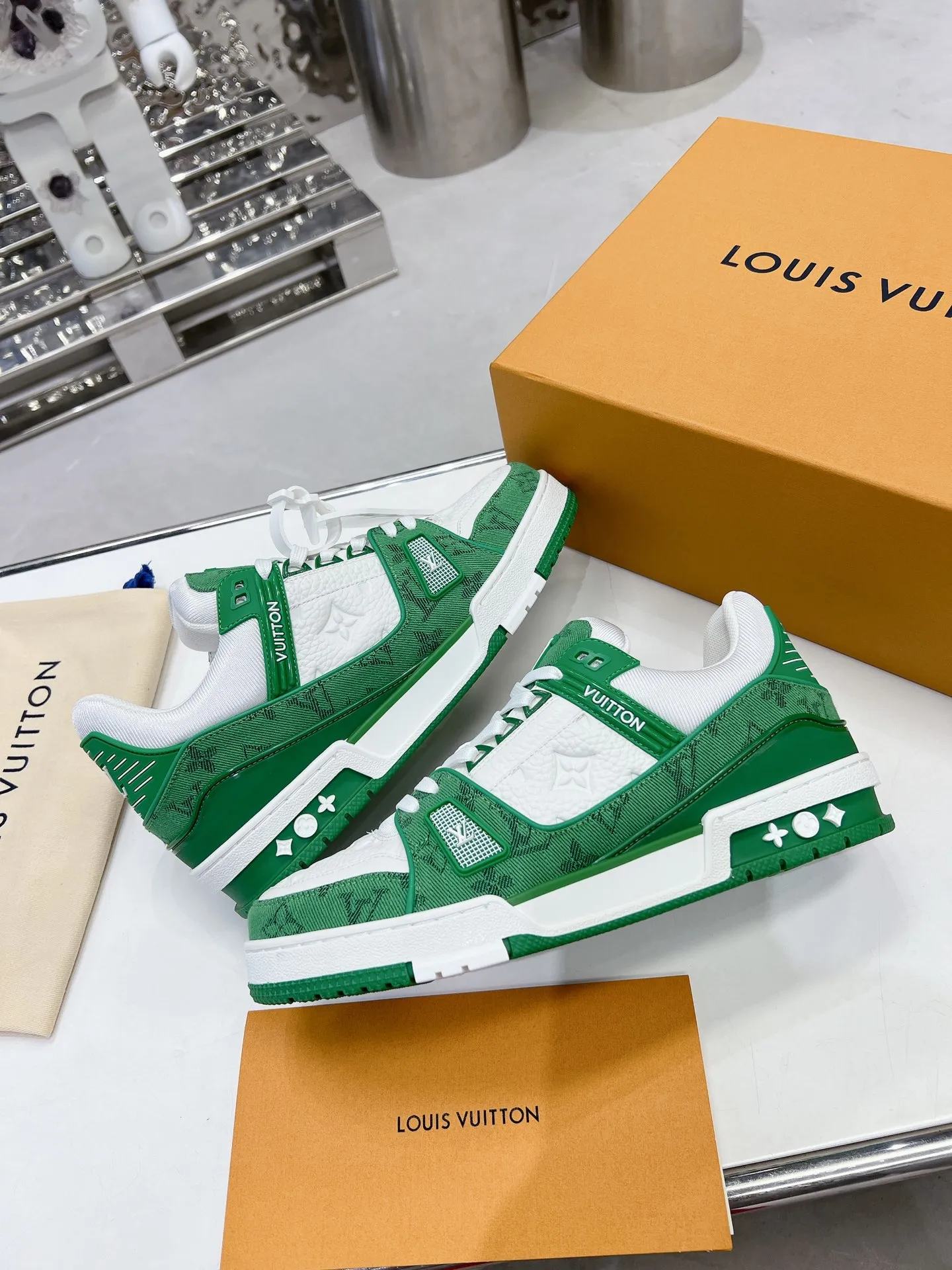 👟👟Ex-factory price 840👟👟 LV top version 2023 new model. Purchasing quality LV~Louis Vuitton Lv TRAINER's best-looking sneakers, Donkey Brand strongly recommends new products, official website limited edition retro basketball sneakers! Both high-cut and low-cut products cost money to purchase an accurate 1:1 replica of the original version. The details are invincible and full of sincerity. The imported and customized original cowhide leather is the same as the original version. The details are 100% restored. The private model customizes the original one-piece T👟👟 ex-factory price U outsole. It is different from other brands. Without the original version, this effect cannot be achieved!    Men's and women's models 35-40 39-45 (45 and 46 are customized and cannot be returned or exchanged)